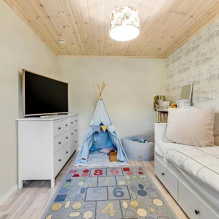 3br Family With Huge Garden&free Parking Ferienhaus Reval